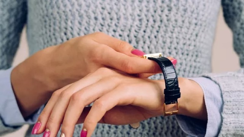 ساعت مچی را روی دست چپ ببندیم یا راست؟ راهنمای کامل بستن صحیح ساعت